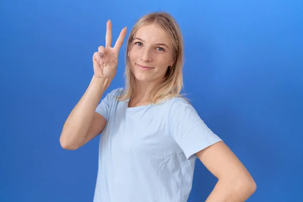 Ung Kaukasiska Kvinna Bär Casual Blå Shirt Leende Tittar Kameran — Stockfoto