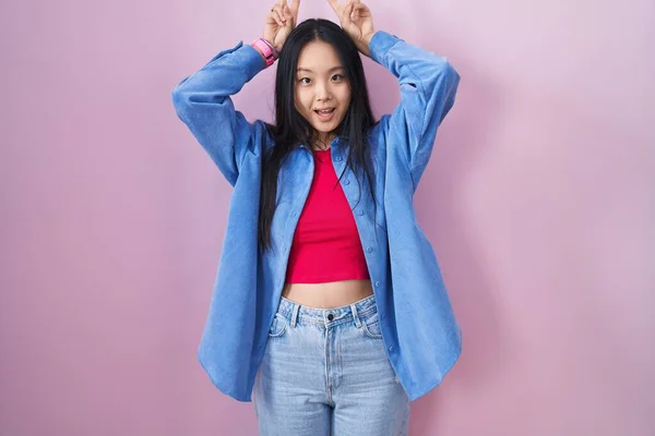 Joven Mujer Asiática Pie Sobre Fondo Rosa Posando Divertido Loco —  Fotos de Stock