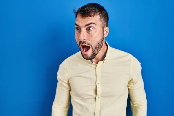 Yakışıklı Spanyol Adam Mavi Arka Planda Öfkeli Kızgın Bağırıyor Sinirli — Stok fotoğraf