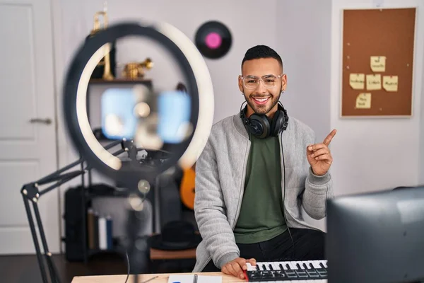 Jonge Spaanse Man Die Piano Speelt Muziekstudio Zichzelf Opneemt Glimlachend — Stockfoto