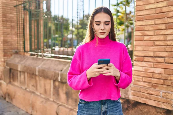 Young Woman Using Smartphone Street — Stock Photo, Image