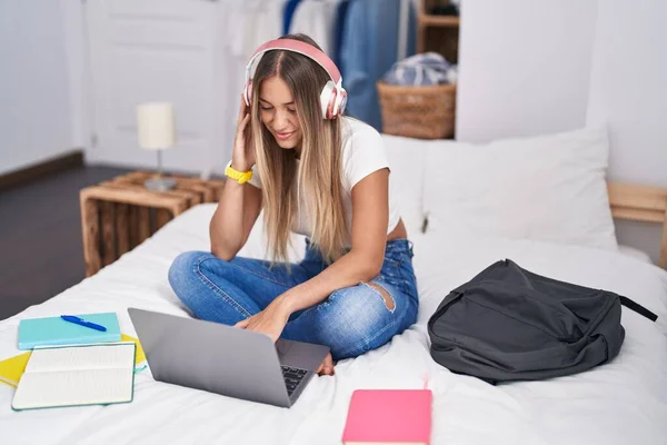 Young Beautiful Hispanic Woman Student Sitting Bed Listening Music Bedroom — Stok fotoğraf