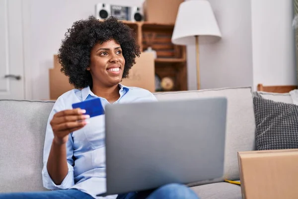 Африканська Американка Користується Ноутбуком Кредитною Карткою Сидячи Дивані Новому Домі — стокове фото