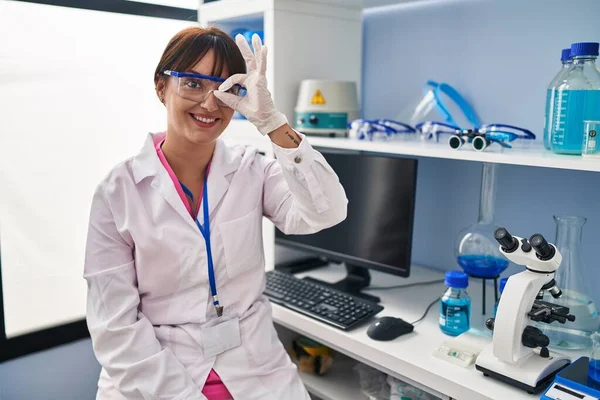 Young Brunette Woman Working Scientist Laboratory Doing Gesture Hand Smiling — Φωτογραφία Αρχείου
