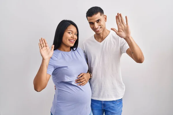 Junges Hispanisches Paar Erwartet Ein Baby Hintergrund Und Verzichtet Darauf — Stockfoto