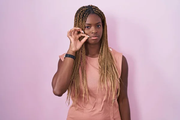 Afroamerikanerin Mit Geflochtenen Haaren Vor Rosa Hintergrund Mund Und Lippen — Stockfoto