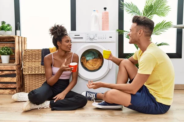 Man Woman Couple Drinking Coffee Waiting Washing Machine Laundry Room —  Fotos de Stock