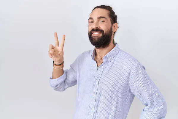 Hombre Hispano Con Barba Vistiendo Camisa Casual Sonriendo Mirando Cámara —  Fotos de Stock