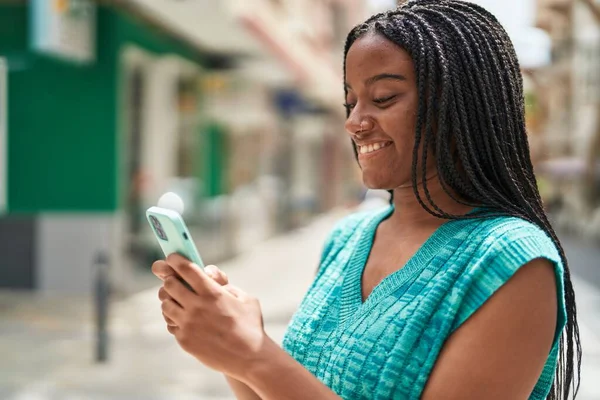 Mujer Afroamericana Sonriendo Confiada Usando Smartphone Calle — Foto de Stock