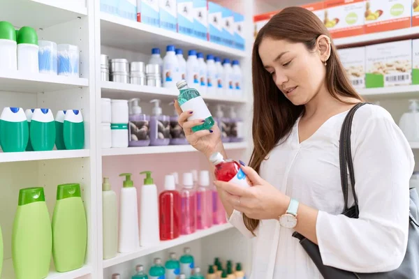 若い美しい女性の顧客保持薬瓶に薬局 — ストック写真