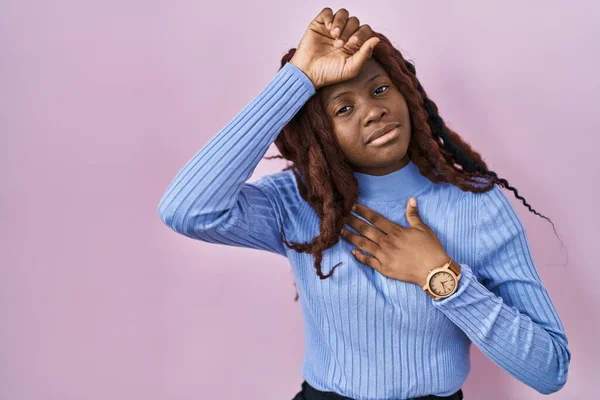 Afrikansk Kvinna Står Över Rosa Bakgrund Vidrör Pannan För Sjukdom — Stockfoto