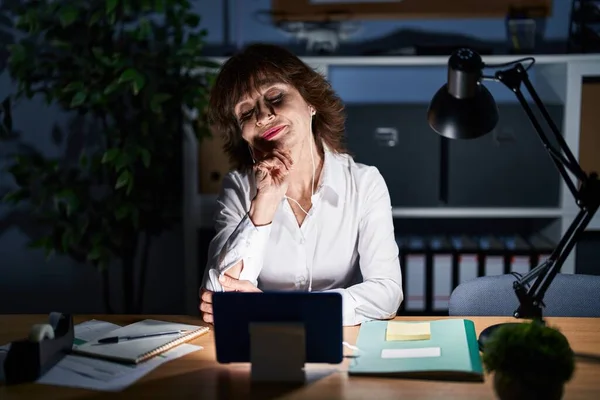 Middle Age Woman Working Office Night Thinking Concentrated Doubt Finger — Photo