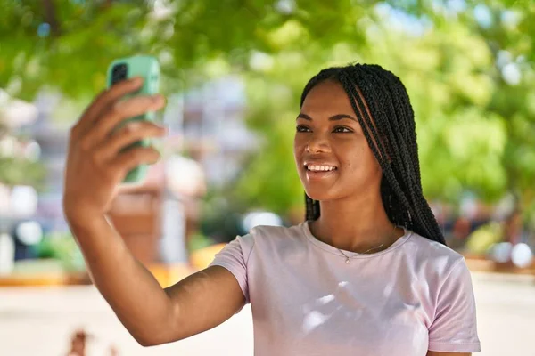Africano Americano Mulher Sorrindo Confiante Fazendo Selfie Pelo Smartphone Parque — Fotografia de Stock