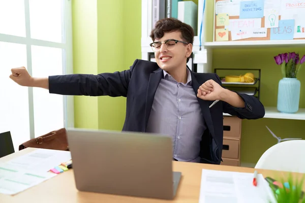Non Binary Man Business Worker Stretching Arms Relaxing Office — Foto de Stock