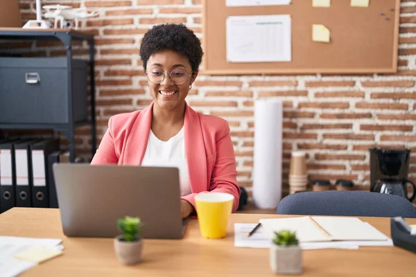 Молода Афро Американська Жінка Працює Офісі Носить Окуляри Щасливою Прохолодною — стокове фото