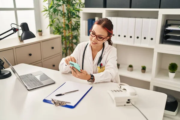Young Caucasian Woman Doctor Using Smartphone Working Clinic —  Fotos de Stock