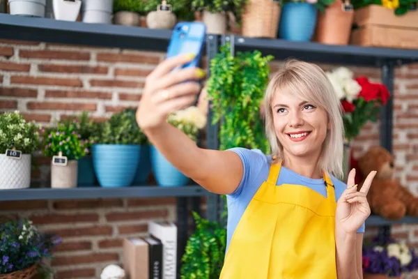 Mladá Blondýna Žena Květinářství Úsměvem Sebevědomí Aby Selfie Smartphonu Květinářství — Stock fotografie