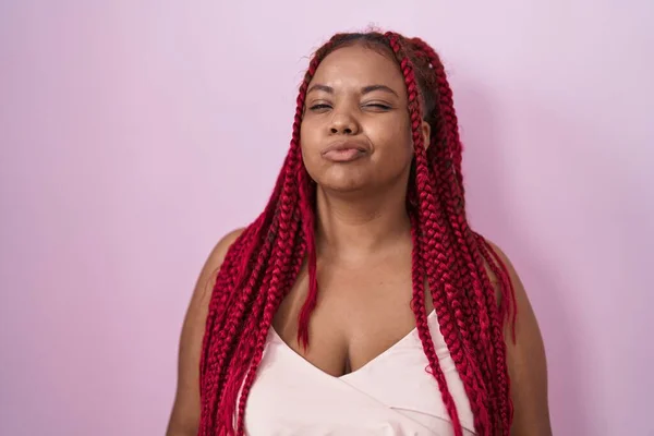 Африканская Американка Плетеными Волосами Стоит Розовом Фоне Подмигивая Глядя Камеру — стоковое фото