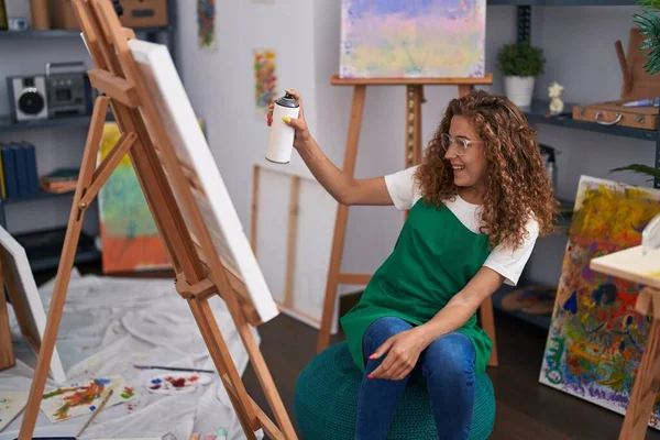 Νεαρή Όμορφη Ισπανίδα Καλλιτέχνης Χαμογελώντας Αυτοπεποίθηση Χρησιμοποιώντας Γκράφιτι Σχέδιο Σπρέι — Φωτογραφία Αρχείου