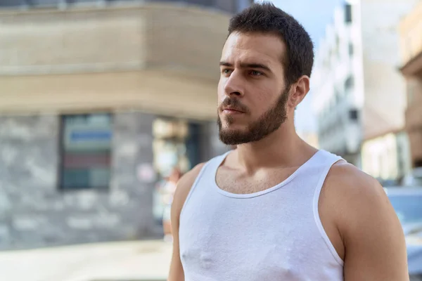 Jonge Spaanse Man Kijkt Naar Zijkant Met Serieuze Uitdrukking Straat — Stockfoto