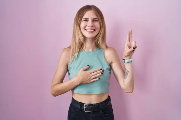 Blonde Caucasian Woman Standing Pink Background Smiling Swearing Hand Chest — ストック写真