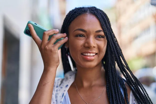 Αφροαμερικανή Γυναίκα Χαμογελά Αυτοπεποίθηση Ακούγοντας Ηχητικό Μήνυμα Από Smartphone Στο — Φωτογραφία Αρχείου