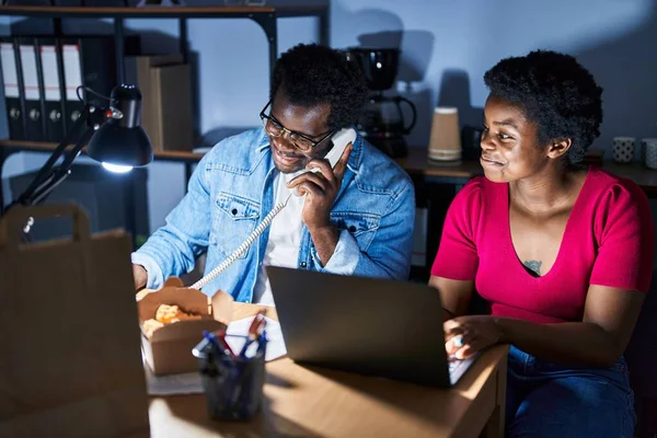 Africano Americano Homem Mulher Trabalhadores Negócios Usando Laptop Falando Telefone — Fotografia de Stock