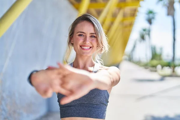 Jonge Blonde Vrouw Draagt Sportkleding Stretching Straat — Stockfoto