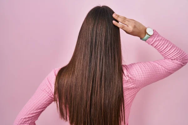 Young Hispanic Woman Standing Pink Background Backwards Thinking Doubt Hand — Stock fotografie