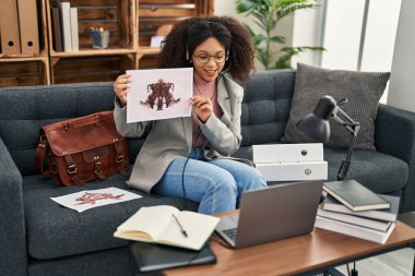 Genç Afrikalı Amerikalı kadın psikolog telekonksiyon yaptırıyor. Psikoloji merkezinde hata testi yapıyor.