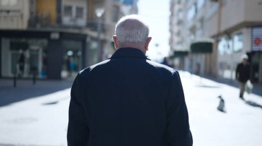 son sınıf öğrencisi sokakta dikiliyor.