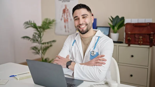 診療所でノートパソコンを使う若いアラブ人医師 — ストック写真