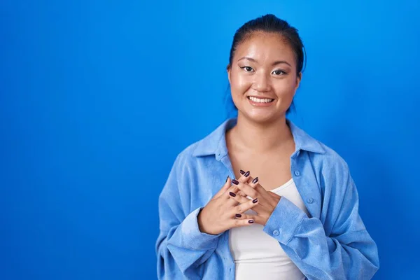 Aziatische Jonge Vrouw Staan Blauwe Achtergrond Handen Bij Elkaar Vingers — Stockfoto