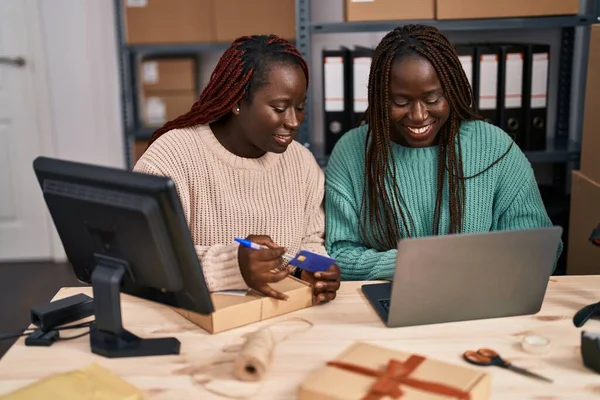 Afro Amerikaanse Vrouwen Commerce Zakelijke Werknemers Met Behulp Van Laptop — Stockfoto