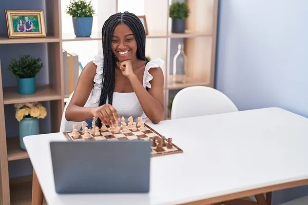Afrikaans Amerikaanse Vrouw Spelen Online Schaak Spel Thuis — Stockfoto
