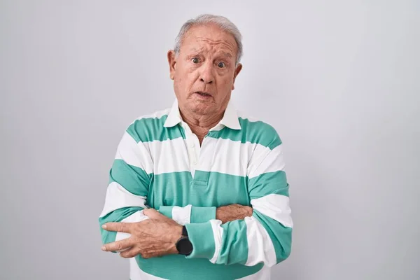 Senior Man Met Grijs Haar Staan Witte Achtergrond Schudden Bevriezen — Stockfoto