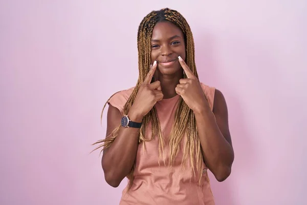 Mujer Afroamericana Con Pelo Trenzado Pie Sobre Fondo Rosa Sonriendo — Foto de Stock