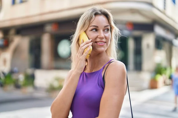 Jong Blond Vrouw Glimlachen Zelfverzekerd Praten Smartphone Straat — Stockfoto