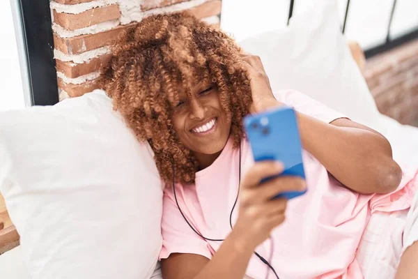 African American Woman Listening Music Lying Bed Bedroom — Stok fotoğraf