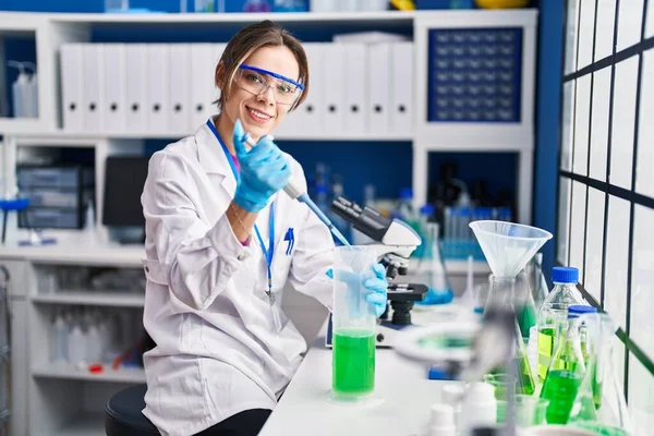 Young Beautiful Hispanic Woman Scientist Smiling Confident Pouring Liquid Test — Stock Photo, Image
