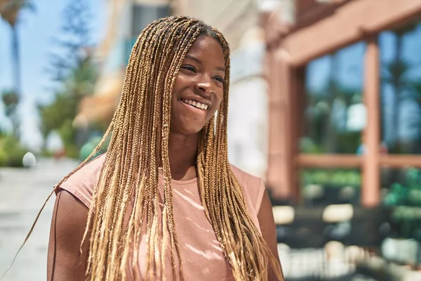 Afroamerikanerin Lächelt Selbstbewusst Zur Seite Auf Café Terrasse — Stockfoto