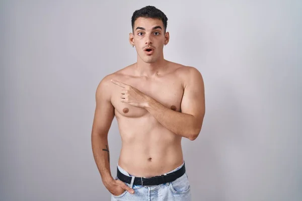 Hombre Hispano Guapo Pie Sin Camisa Sorprendido Señalando Con Dedo —  Fotos de Stock