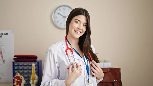 Ung Vacker Latinamerikansk Kvinna Läkare Ler Säker Stående Kliniken — Stockfoto