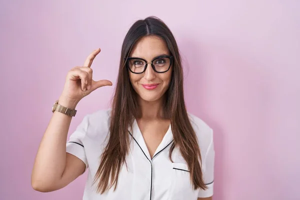 Mujer Morena Joven Con Gafas Pie Sobre Fondo Rosa Sonriente —  Fotos de Stock