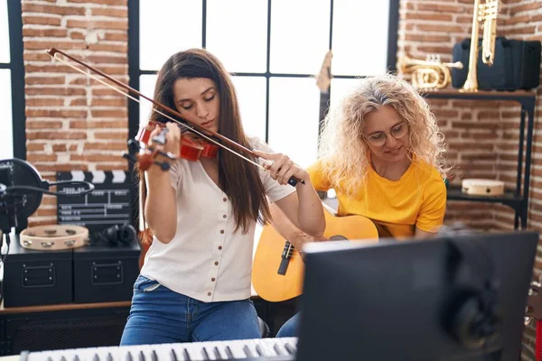 Duas Mulheres Músicos Tocando Violino Guitarra Clássica Estúdio Música — Fotografia de Stock