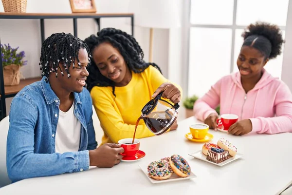Amigos Afroamericanos Desayunando Sentados Mesa Casa — Foto de Stock