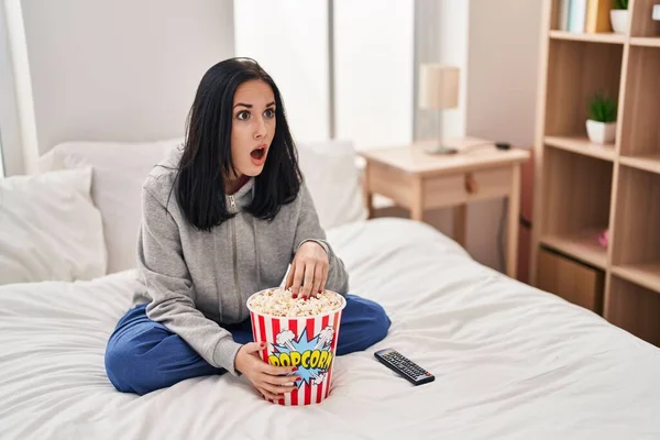 Hispanic Woman Eating Popcorn Watching Movie Bed Shock Face Looking — Stock Photo, Image