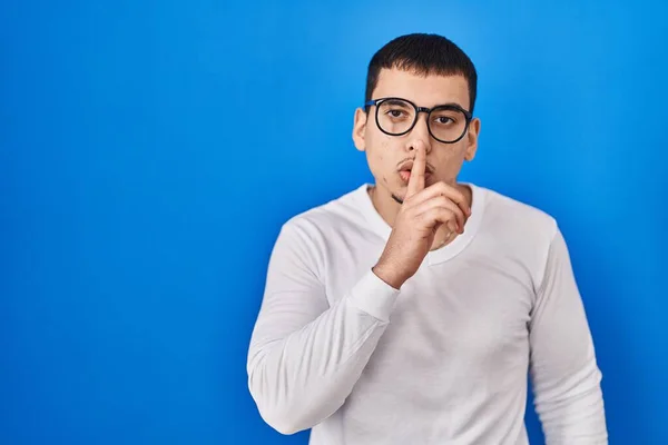 Hombre Árabe Joven Con Camisa Blanca Casual Gafas Pidiendo Estar — Foto de Stock