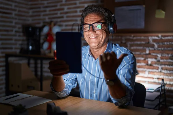 Homem Hispânico Meia Idade Usando Touchpad Sentado Mesa Noite Apontando — Fotografia de Stock