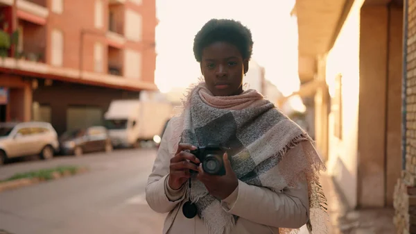 ストリートでプロのカメラを使用して若いアフリカ系アメリカ人女性 — ストック写真